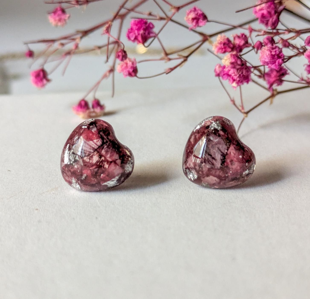 Pendientes de corazón de pétalos florales