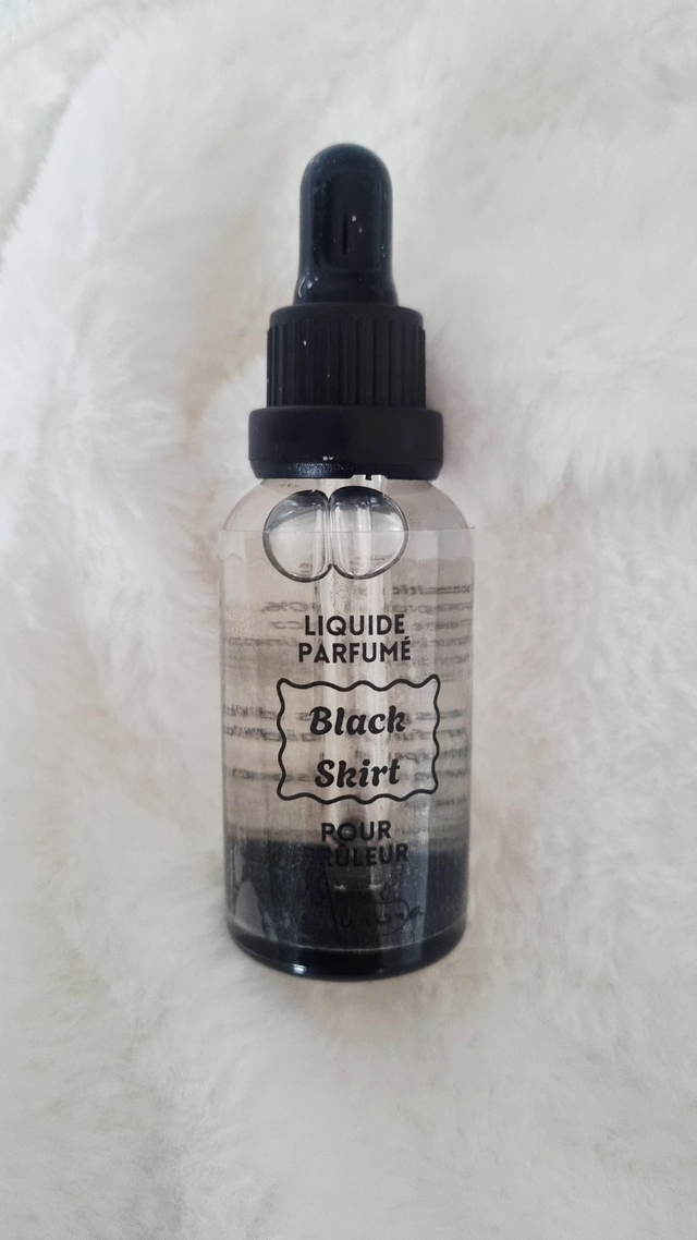 Black skirt liquide