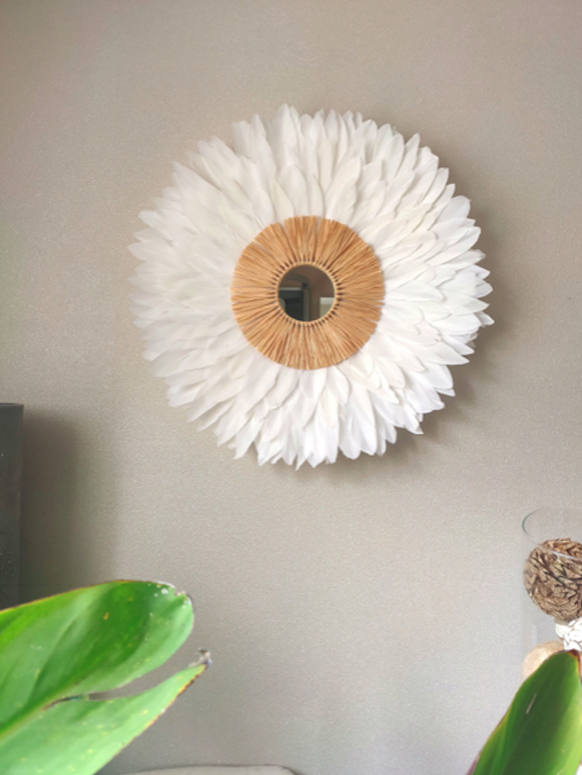 Jujuhat plumes blanches et raphia naturel 