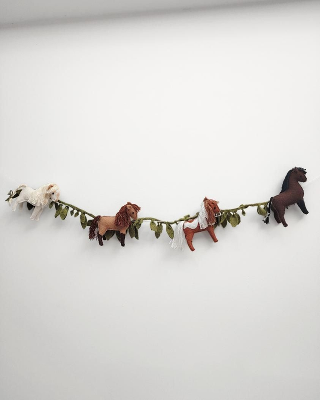 Tribu du Pré - Guirlande murale cheval