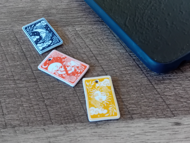 Pack mystère – Bijou de téléphone anti-poussière Tarot (Lune, Soleil, Amour, Books & Coffee) – Accessoire iOS & Android