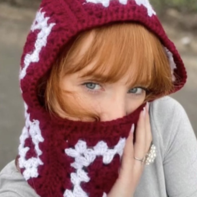 Cagoule au crochet Rif - Bordeaux et blanc