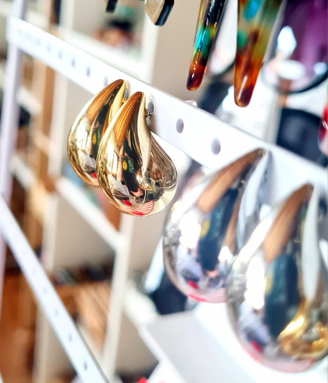 Clous d'oreilles "gouttes" creuses en acier inoxydable or ou argent 