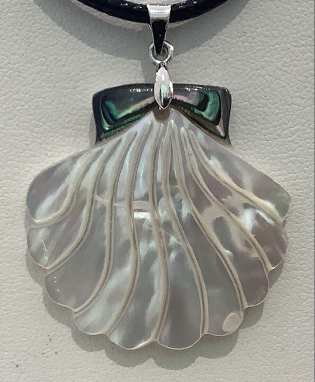 Pendentif forme coquillage en nacre blanche à 