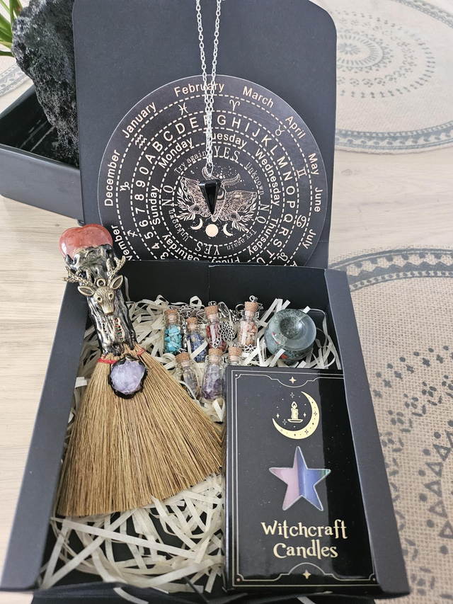 Kit de sorcellerie - bouteilles pierres 7 chakras - chaudron brûleur d'encens - pendule et planche - lot 12 bougies pour rituel - balai de sorcière