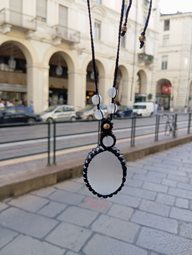 Ciondolo con Cabochon di selenite e perline di labradorite bianca. Regolabile