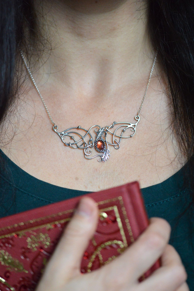Collier Elfique - "Cœur de Chêne", Grenat et gouttes d'argent