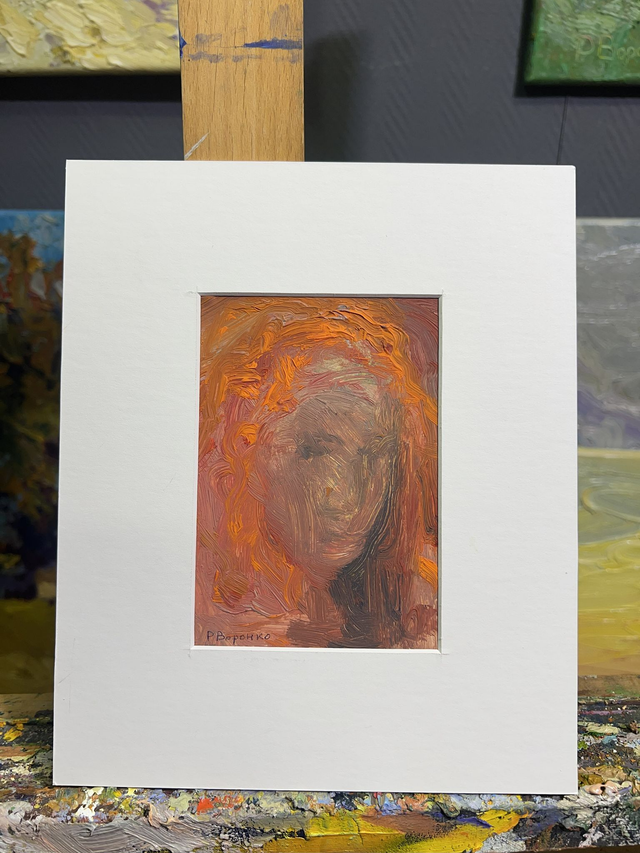 Fragment 653 „Im Licht der Erinnerung“ von Rostyslav Voronko, Öl auf Karton, 2024 – Gesicht im warmen Licht aus Rot und Ocker.