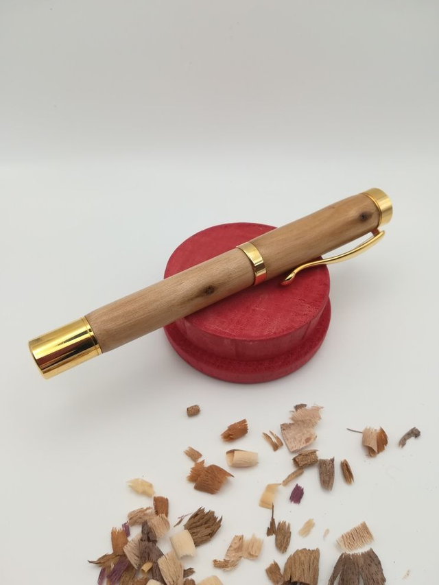 Stylo plume doré en bois d'aubépine