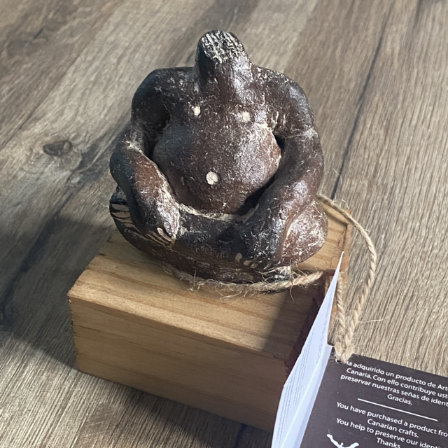 Ídolo aborigen con base de madera