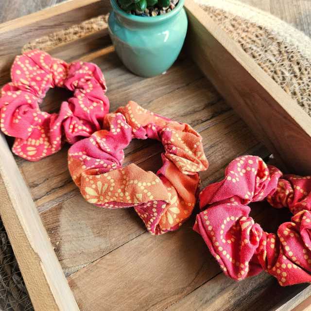 Chouchou rouges aux notes jaunes