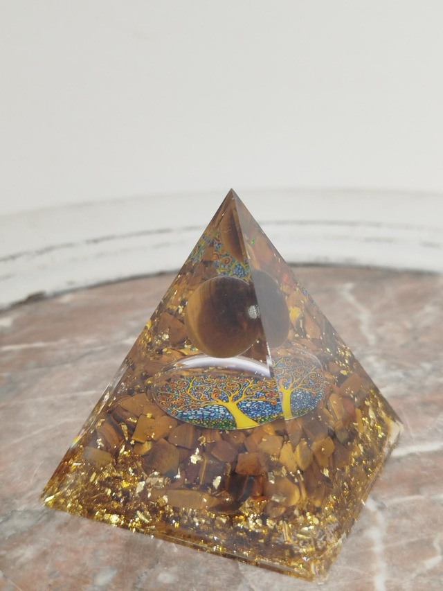 Pyramide Orgonite Œil de Tigre &amp; Arbre de Vie