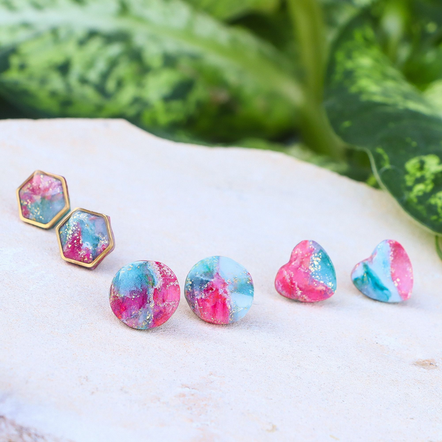 Pink-türkise Ohrstecker im Faux Stone Look aus Polymerton, hypoallergen - sechseckig mit goldfarbenem Rand, rund oder herzförmig