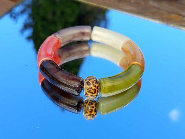 Bracelet perles tubes incurvées acrylique Jaya Bhoora Hara