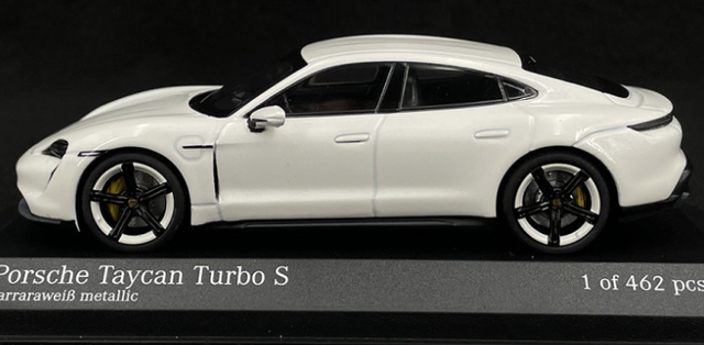 Porsche Taycan Turbo S Carrera Weiss Minichamps 1:43