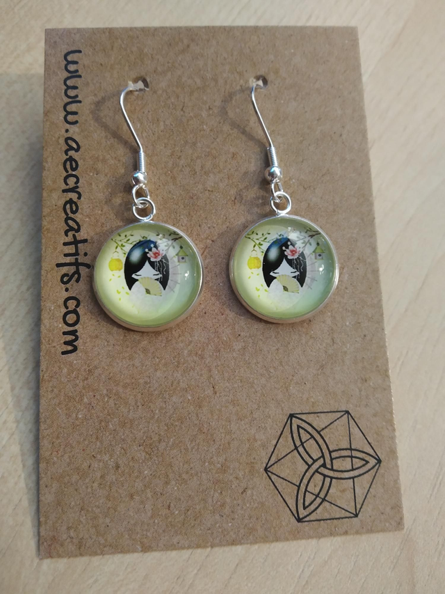 Boucles d&#039;oreilles Kokeshi arbre vert 