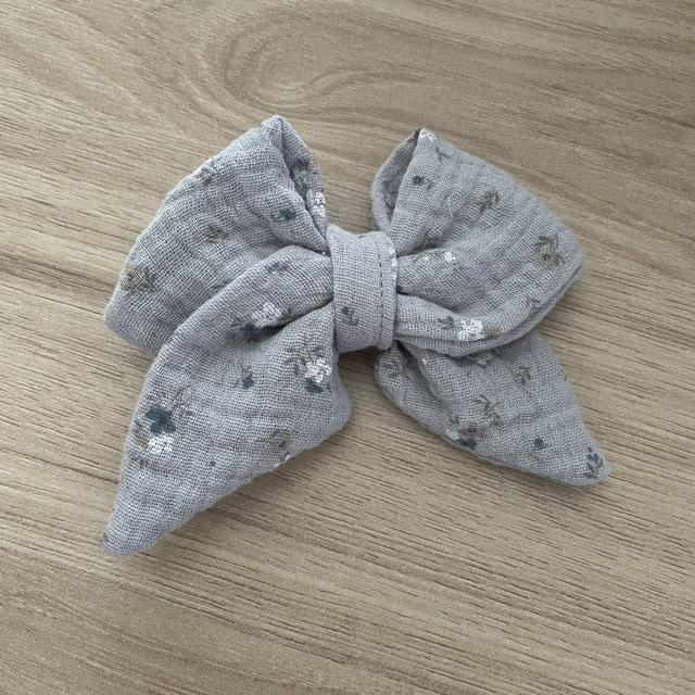 Barrette Apolline grise à fleurs 