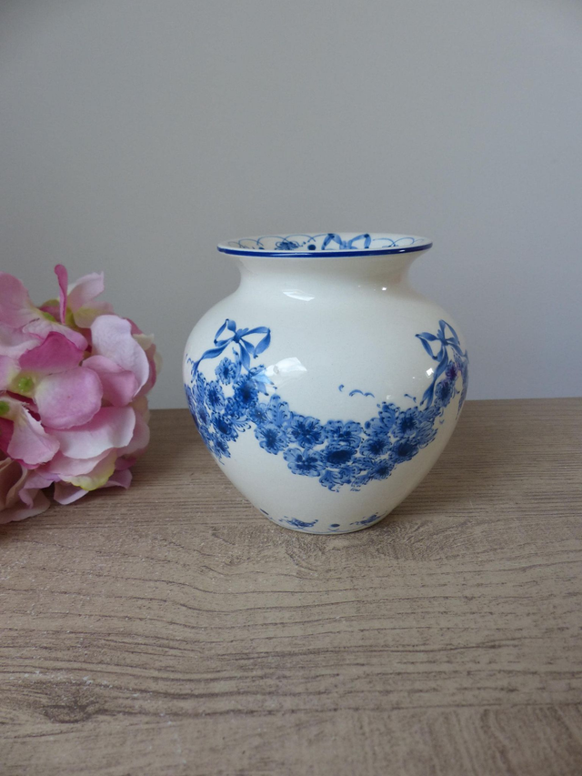 Petit vase boule shabby chic décoré de fleurs bleues, Vase en faïence blanche SIA décor floral délicat, Décoration charme romantique vintage