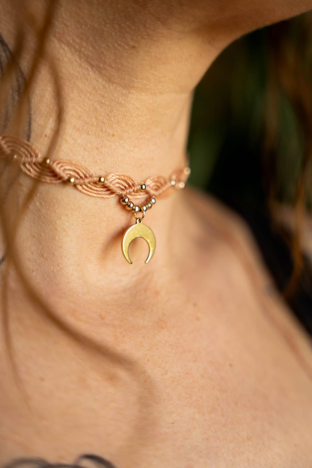 Ras de cou en micro-macramé couleur Alezan pendentif Lune doré 