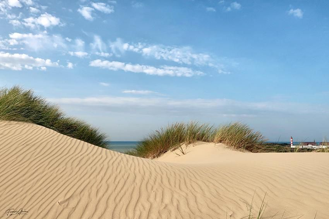 Dune sur fond de phare