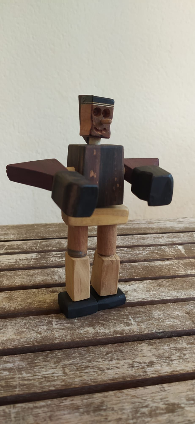 ROBOT &quot;STUPIBOT&quot; MODELO ALAS DE MADERA