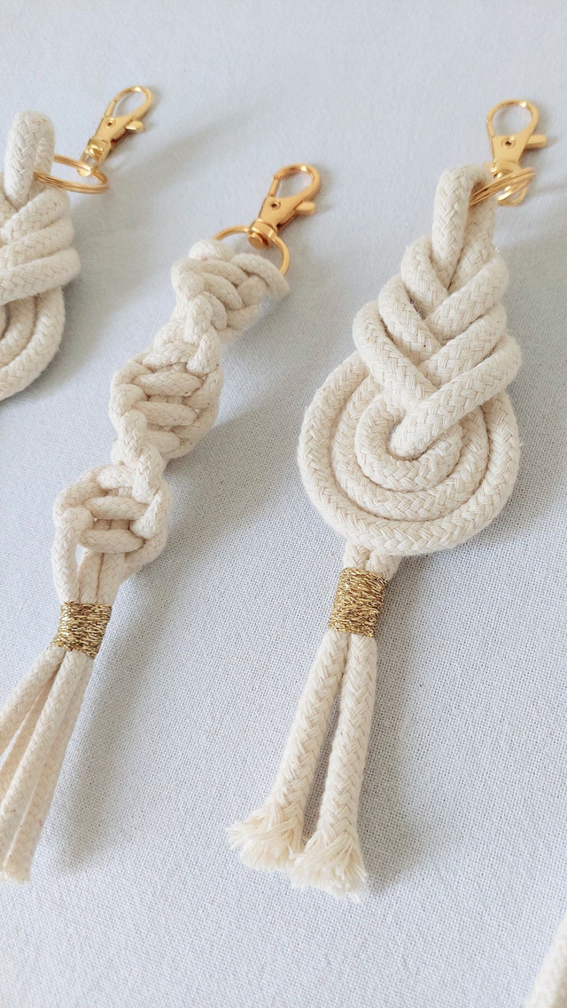 Porte clef en macramé ou bijou de sac - Fait main en France