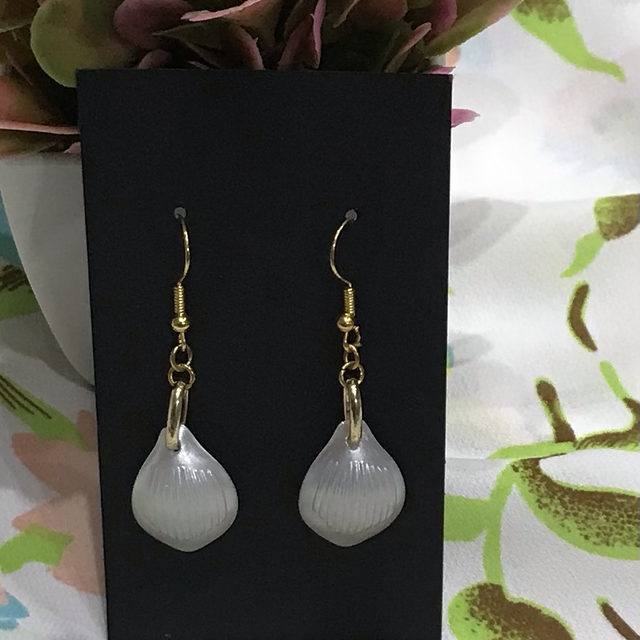 White/Cream Dangling Earrings- WDE28