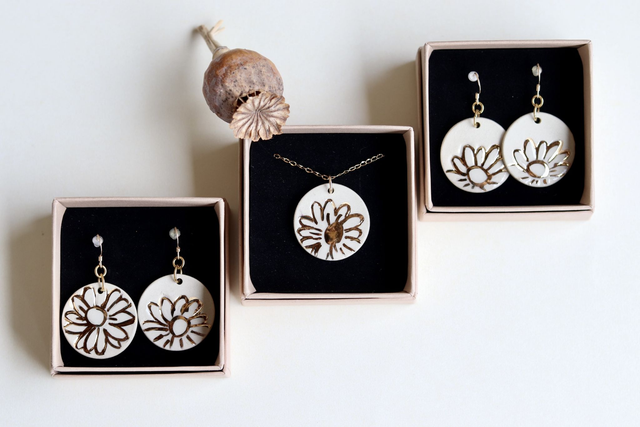 Bijoux en grès - motif fleur en or