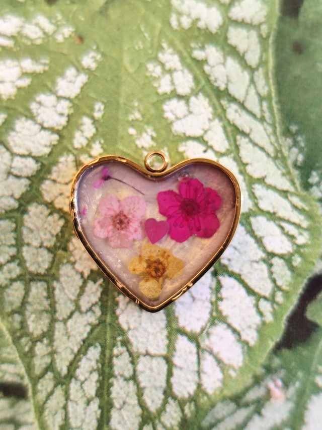Pendentif cœur et fleurs séchées &quot;Poésie suspendue&quot;