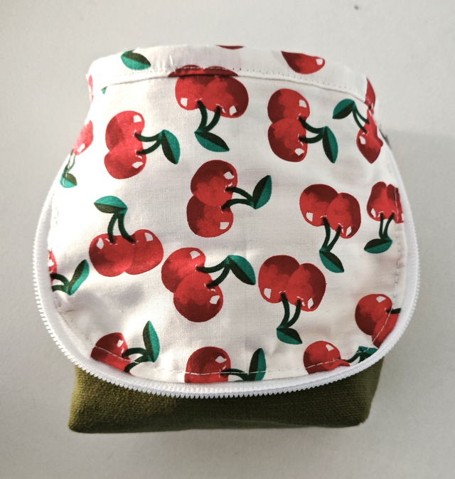 Trousse verticale verte motifs cerises