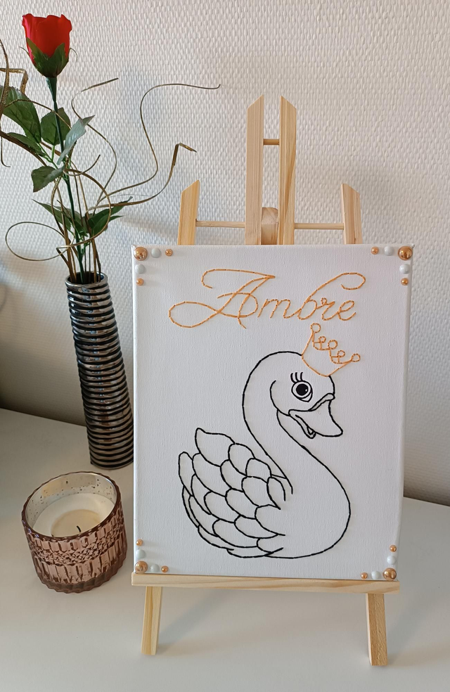 Toile brodée cygne avec prénom 