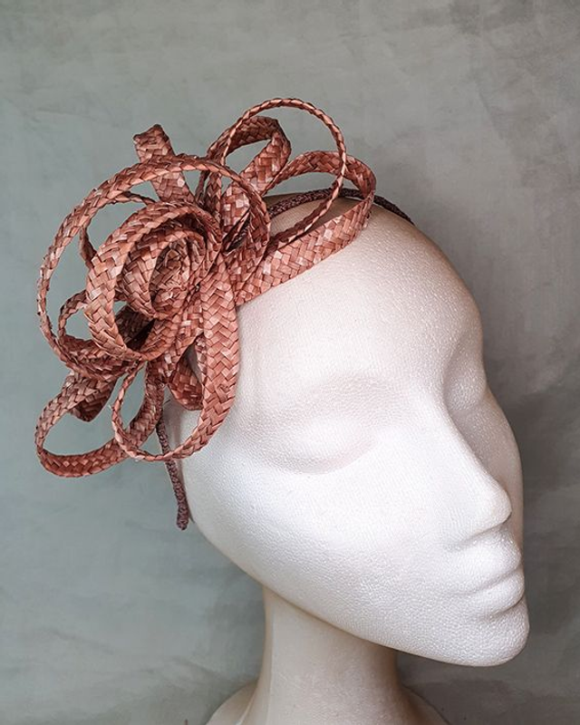 Elen tocado arquitectónico en trenza de paja rosa viejo