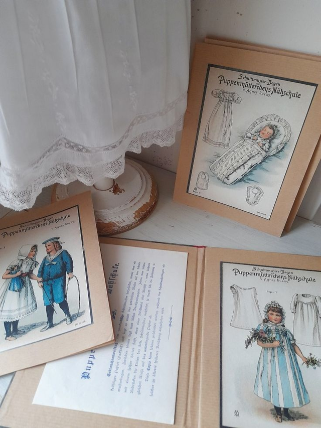 Patrons de poupée Agnès Lucas dans pochette cartonnée illustrée