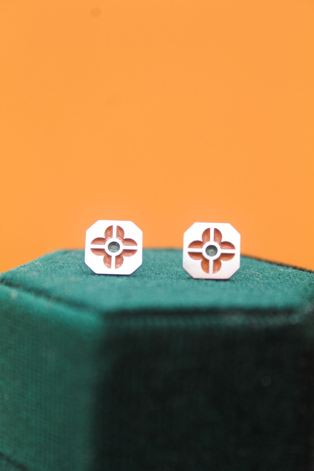 Boucles d'oreille puces émaillées fleur | Orange & vert olive