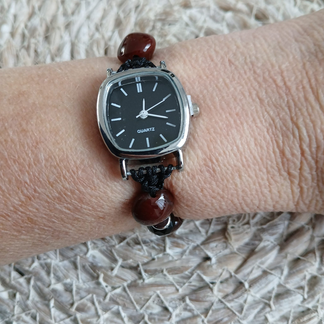 Dames horloge zilverkleurig met Carneool en Onyx – Smalle handgeknoopte band (1.319)