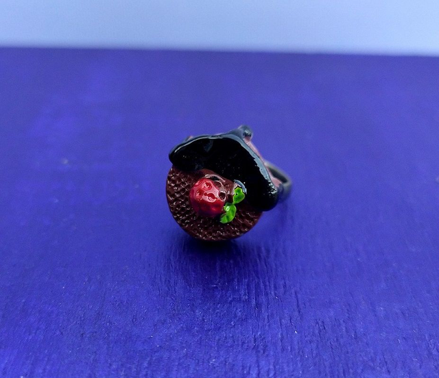 Bague gourmande gâteau au chocolat et fraise
