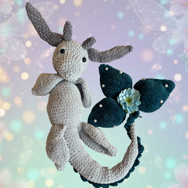 Peluche dragon crochet gris-bleu et ailes fleur perlées – fait main | Nezuka&Cie