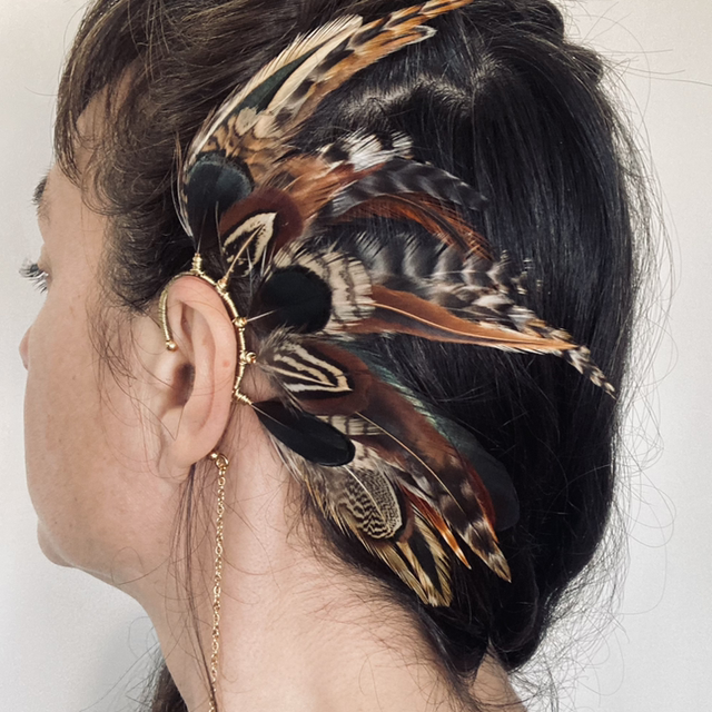 Tour d’oreille doré en plume de focs et faisant