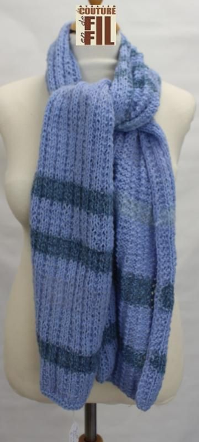 Echarpe tricot  bleu ciel 