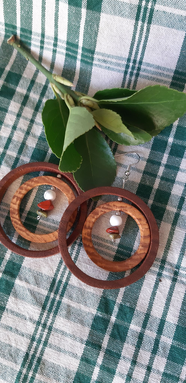 Créoles en bois et pierres naturelles