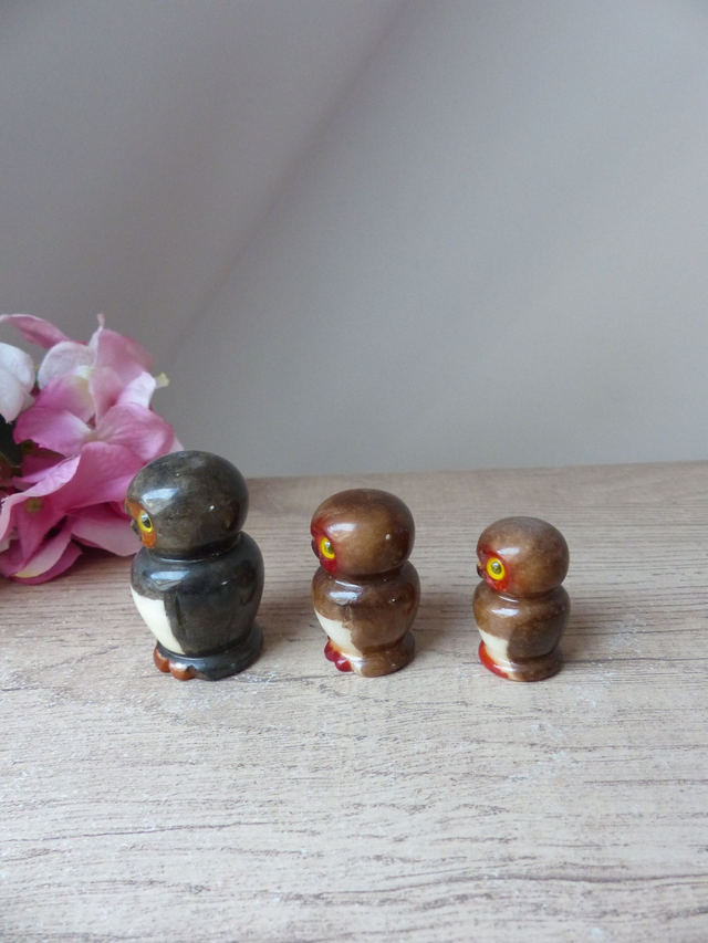 Famille de chouettes vintage en albâtre – 3 figurines anciennes en pierre - Trio de hiboux sculptés en albâtre – Figurines décoration bureau