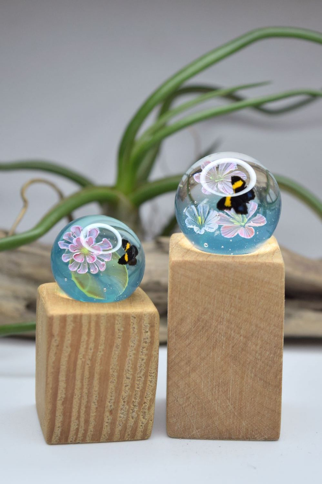 BILLE DE VERRE FLEUR &amp; PAPILLON SUR SOCLE EN BOIS 