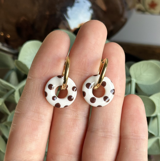 Les donuts : blanc cassé à pois chocolat 