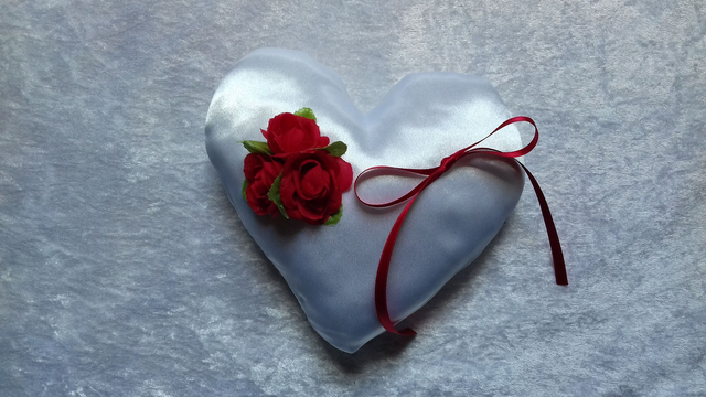 Coussins porte alliances en forme cœur 