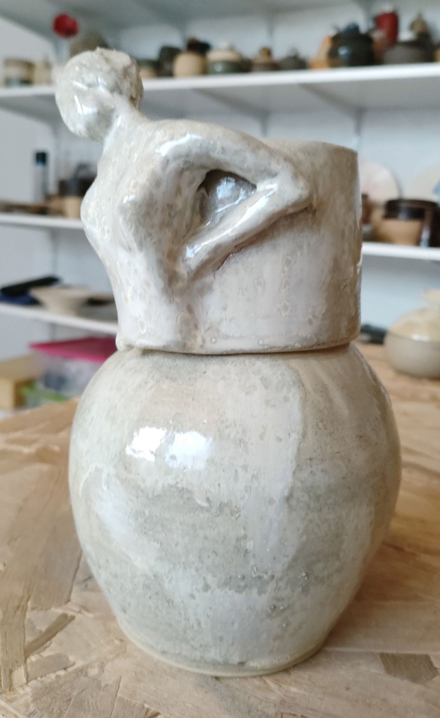 Boîte blanche avec buste “écoute intérieure”