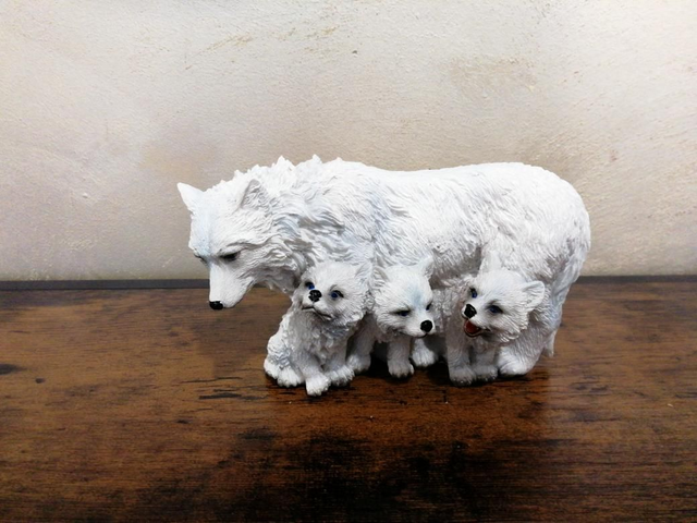 Loup blanc avec bébé debout 