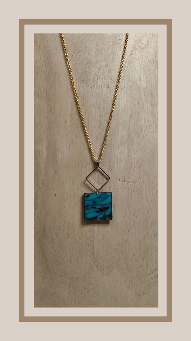 Collier faux turquoise carré 