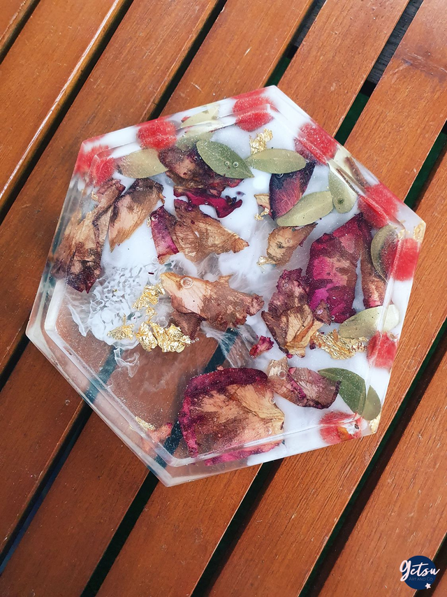 Petit vide-poche avec pétales et blanc