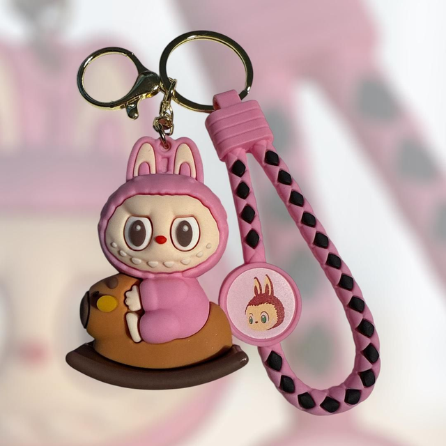 0676 - Labubu - roze - op hobbelpaard