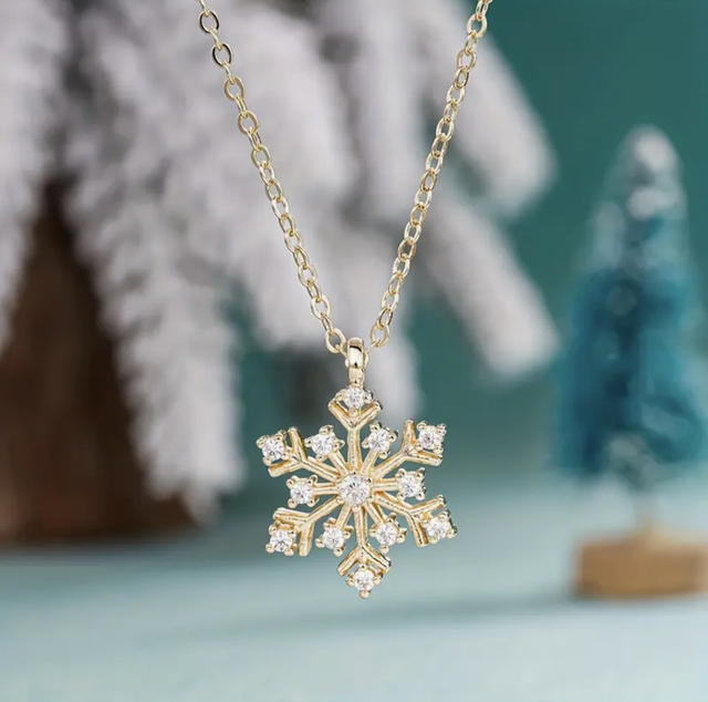 Elegant snowflake necklace